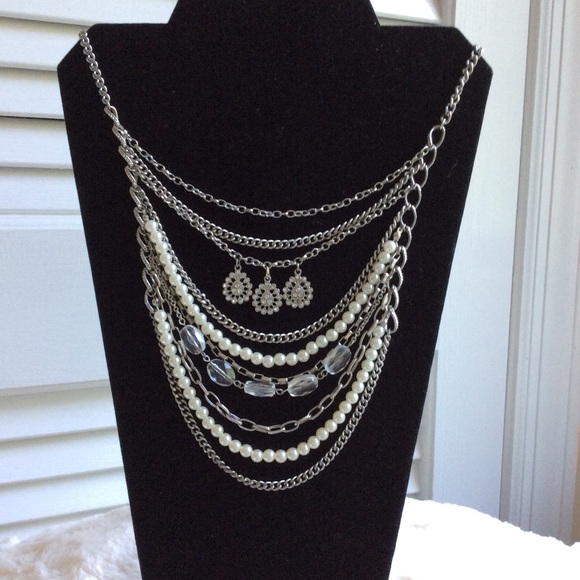 Fashion Jewelry Necklace w/Pearls & Rhinestones. Pretty. - Picture 2 of 9